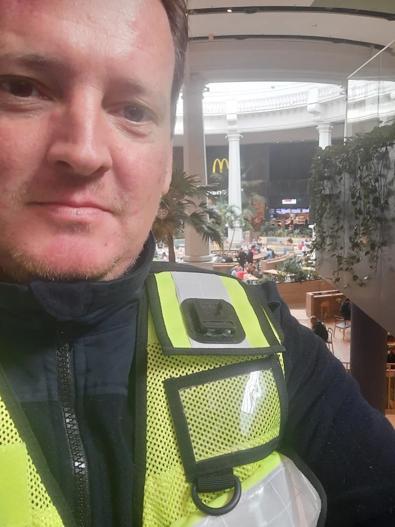 Einsatzkraft Danny Francuz im Einkaufszentrum