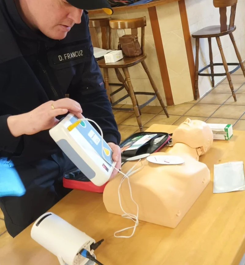 Danny Francuz erklärt die Anwendung eines AED